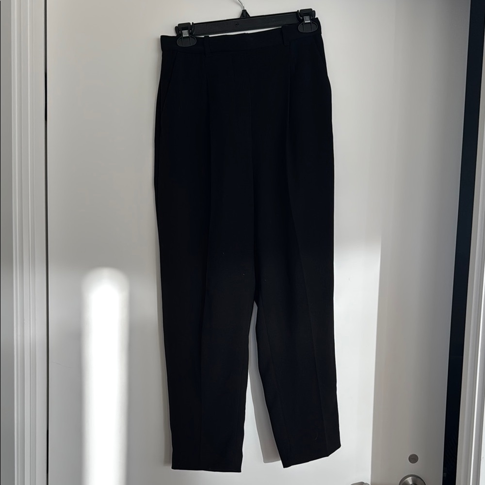 Aritzia Wilfred carrot pants in Black